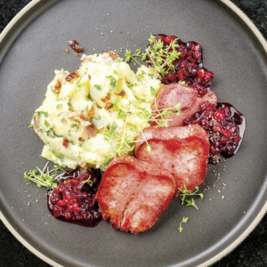 Traditionelle gebratene geräucherte Kalbszunge aufgeschnitten m