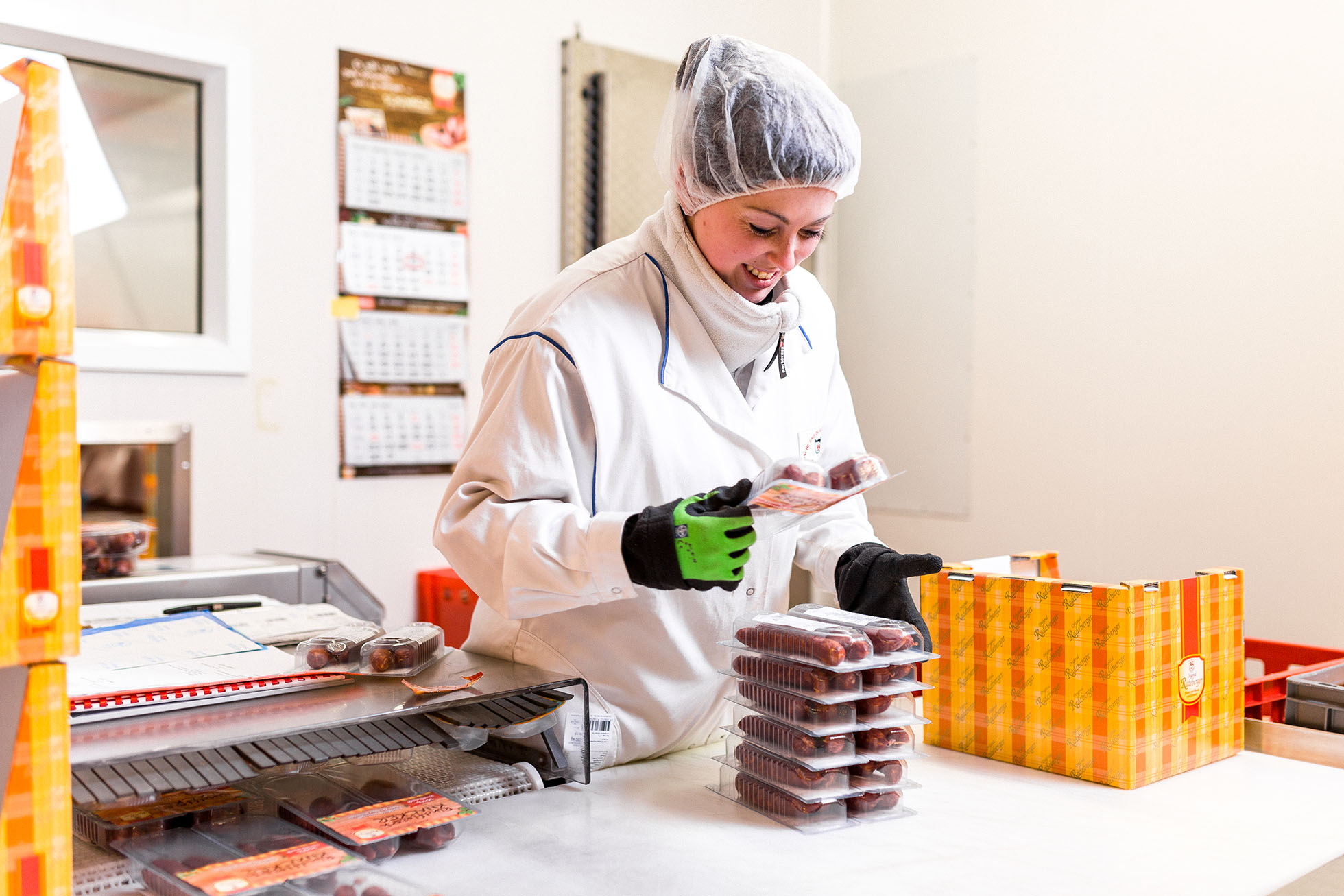 Mitarbeiterin in der Pick-Kommissionierung. Sie stellt die bestellten SB-Produkte für Kunden im Lebensmitteleinzelhandel zusammen.