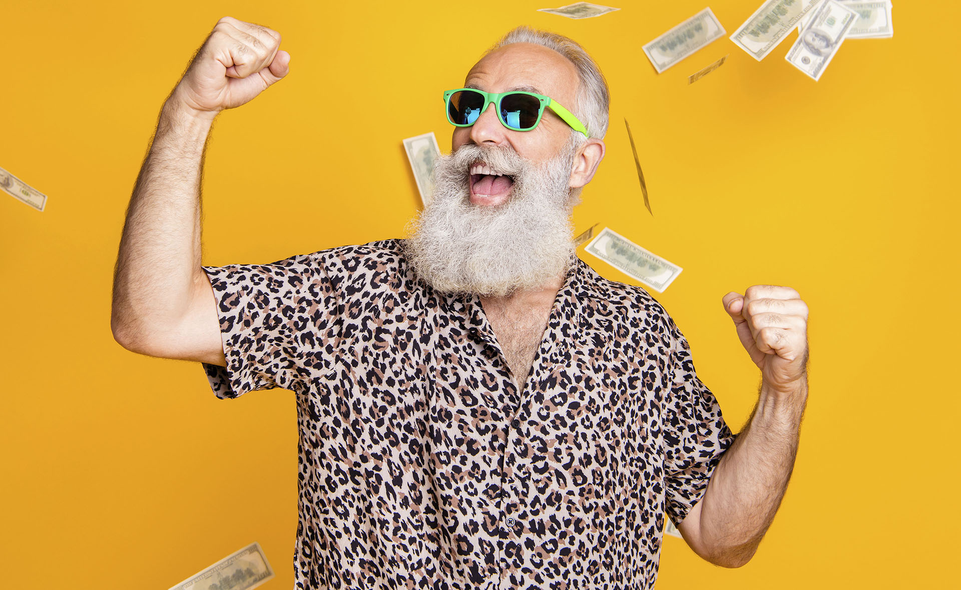 Älterer Hippster jubelt im Geldregen